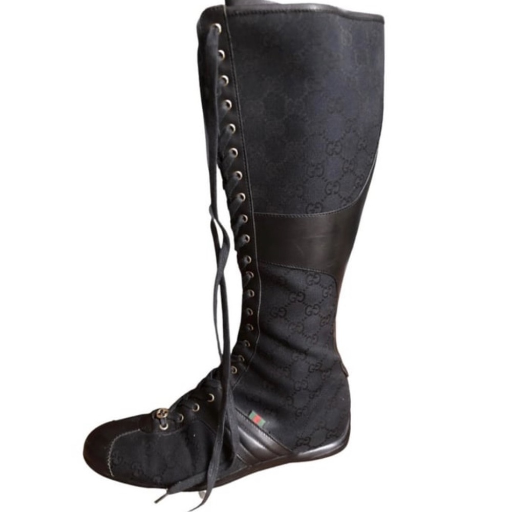 Authentic gg logo gucci boots , in very good condition.